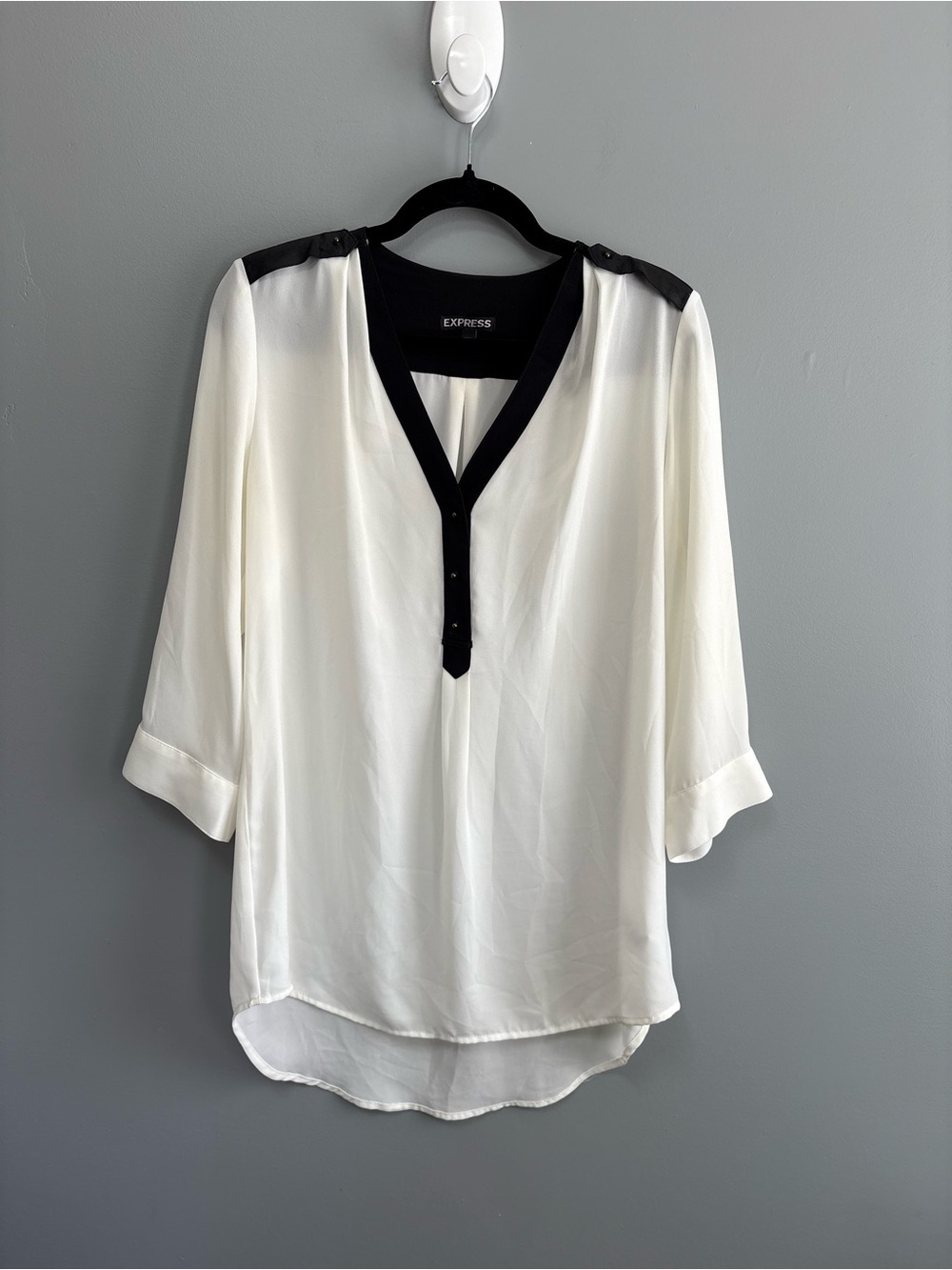 Express Women’s Cream White & Black V-Neck Button-Trim Flowy Blouse Size M